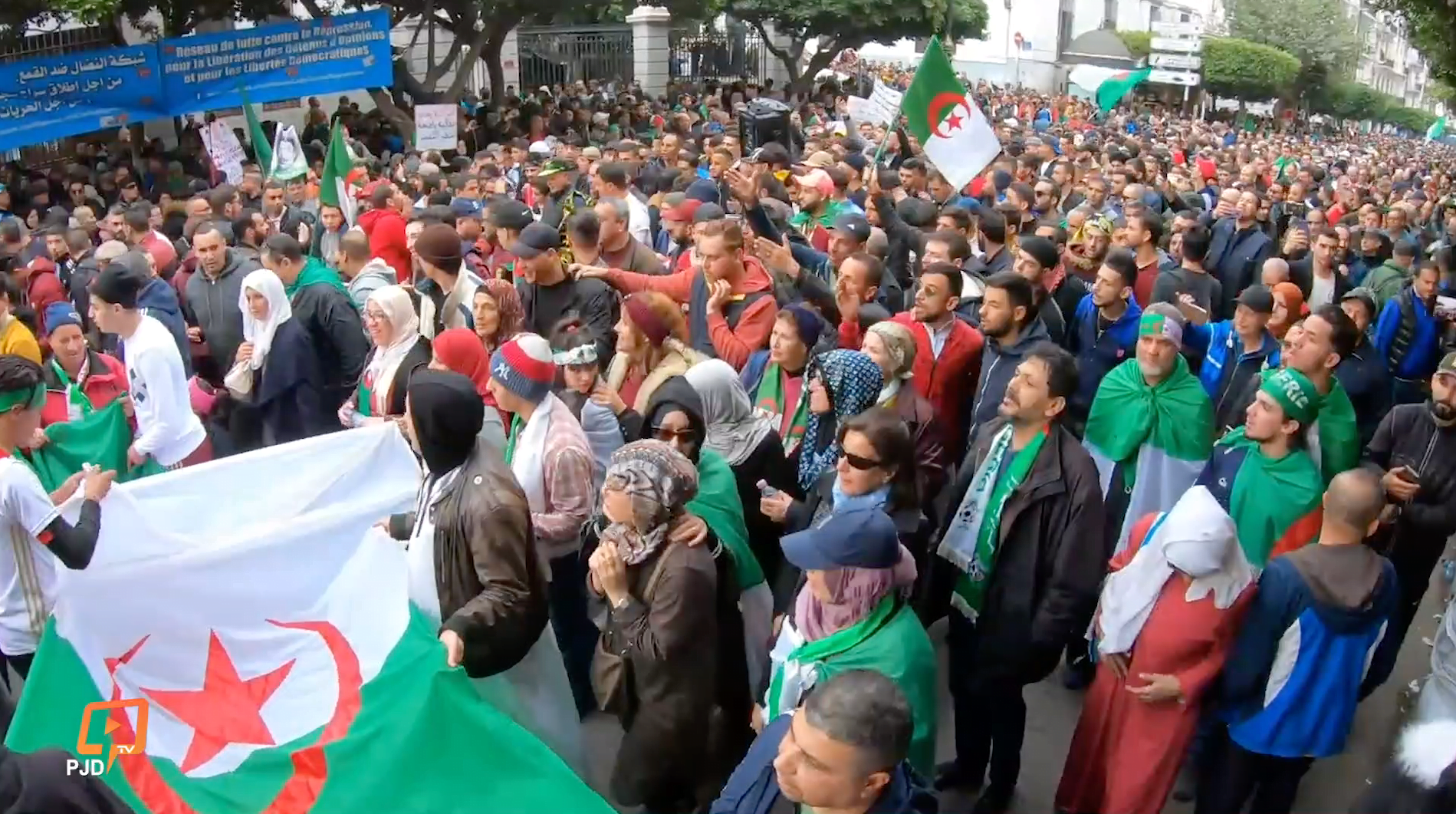الغضب يعود إلى شوراع الجزائر ويحيي نفس المطالب